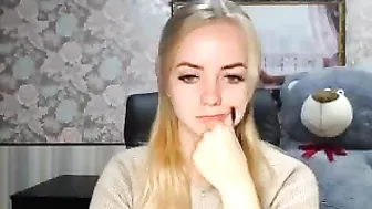 rosemaryhuge blonde slut twirls elastic booty