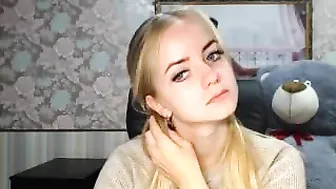 rosemaryhuge blonde slut twirls elastic booty