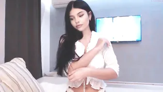 mikki_g attractive cockroach shows tanned body