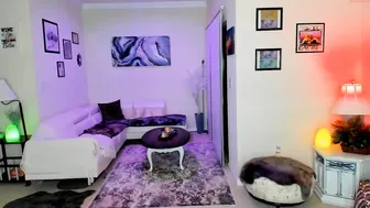 nadiatiger gorgeous jerks off a banana and cums.