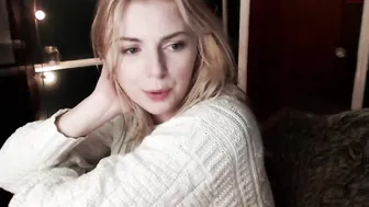 lillexie spread her legs and caresses herself