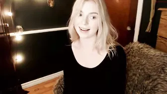 lillexie luxurious bitch fucks pussy with phallus