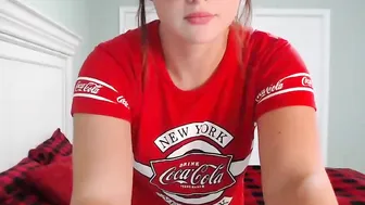 emilyjoneschat busty lady masturbates shaved pussy