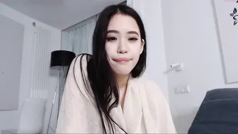 li_chang hot lady plants hand in anus