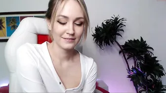 oh_girl blonde skin shows off her panties