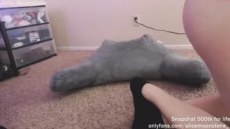 alice_moonstone black-haired woman twirls juicy booty