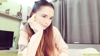 glassi sultry woman fiercely jerks her pussy