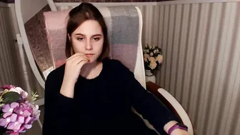 coyeva sexy chick fingering pussy