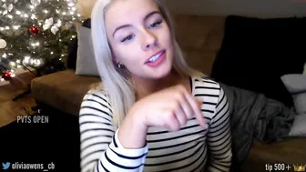oliviaowens  dark haired doll gently pulls pussy