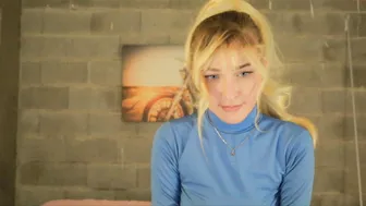 kirsten_xxx  sweet lady takes off her dress