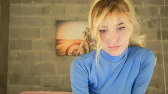 kirsten_xxx  sweet lady takes off her dress