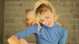 kirsten_xxx  sweet lady takes off her dress