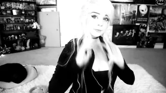goldengoddessxxx hot young lady stripping in front of the camera