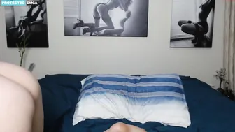 bluexstacey  shakes tits at the stove