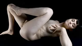 magiczoeb ardent lady fucks the cap with her hand