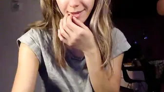 peacheekitty  gorgeous girl masturbates cunt