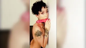 Honey Gold manyvids charming blonde near the pool