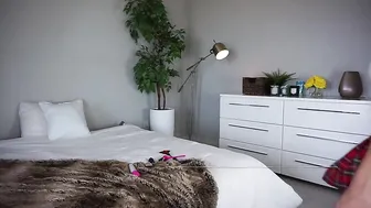 MissAlexaPearl manyvids beauty pulls the clitoris with a vibrator