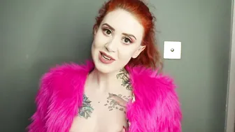 RooMorgue manyvids babe jerking off her pussy