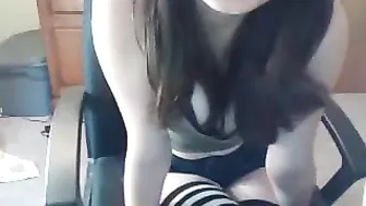 peachesdoe97  manyvids fat bitch pulls pussy
