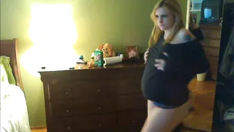 Kelly Payne  manyvids beauty licks rubber penis