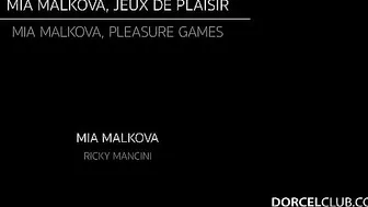 Mia Malkova  manyvids cute courtesan caresses shaved cunt