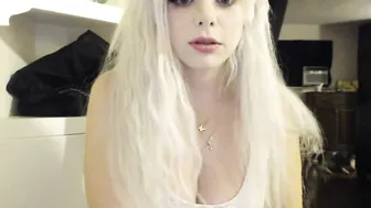 greeneyedgirl21 Blonde shlendra caresses sex lips
