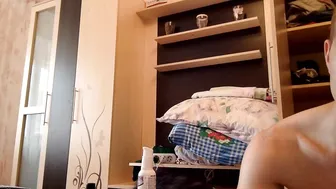 bestrussiansex Busty young lady caresses shaved pussy