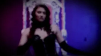 Ellie Idol manyvids finger in the cave