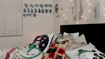 Thekittykatbar greedily fucks her pussy