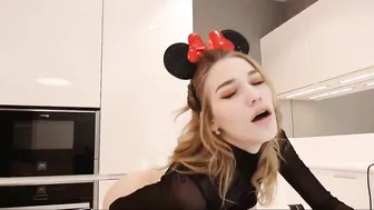 hollashow busty slut gently wrestles pussy