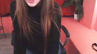 l0lasexbaby cute chick strokes the cap