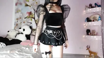 didiactive pretty girl puts on beautiful boobs
