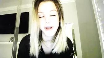 theislandgirl cute slut jerks her pussy on people