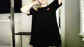 theislandgirl cute slut jerks her pussy on people
