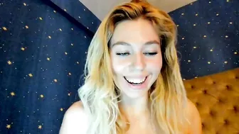 allissonhotbb beauty caresses her tits and pussy