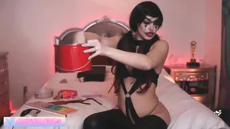 chroniclove black-haired babe digging with sex toys