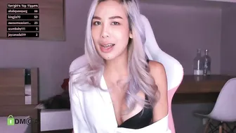 idaaaaaa gorgeous lady caresses pussy