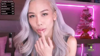 idaaaaaa shows how deep a toy can be in your mouth