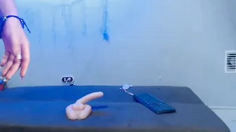 ms_sapphire attractive bitch fucks sex toy