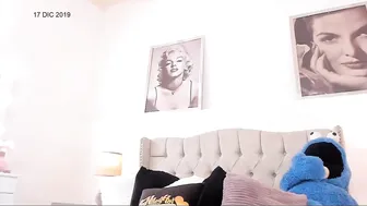 missniley24 fucks herself and cums wildly