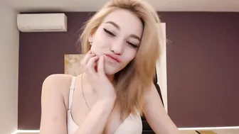 hollashow charming bitch seduces with big tits