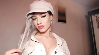 i_am_sarahxxx skinny pussy caresses shaved pussy