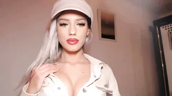 i_am_sarahxxx skinny pussy caresses shaved pussy