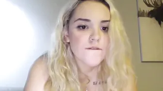 cum_babes adorable beauty fucks cunt with fingers