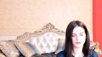 elaanna wonderful bitch shows off her delicious body.