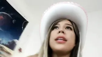 Marie_x cute girl gets naked and jerks off