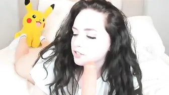 SkyWallace whore lady with a tattoo shows her charms