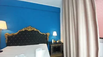 taahiraarabian the charming bitch fucks both holes