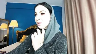 taahiraarabian caresses the clit with a toy